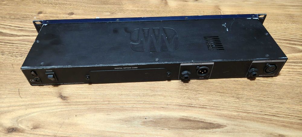 Preamplificator cu lampa,compresor si egalizator incorporate