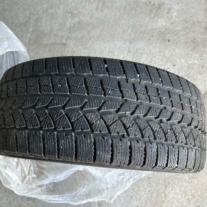 Зимние шины  новые 235/45/18