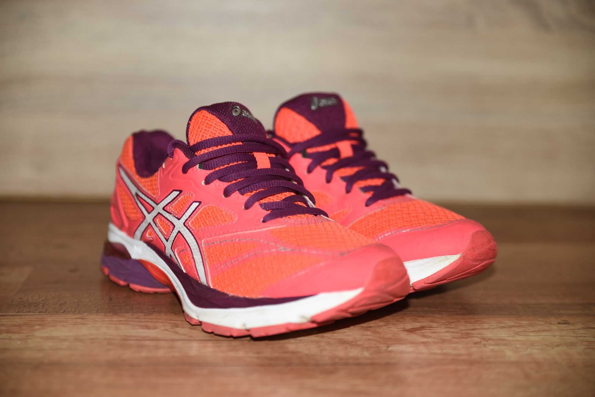 Asics Оригинални дамски маратонки 38 номер,