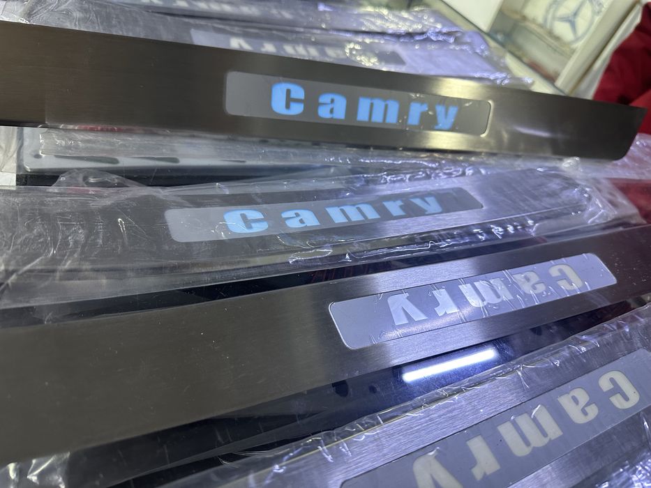 Накладки на пороги с подсветкой для Toyota Camry v40