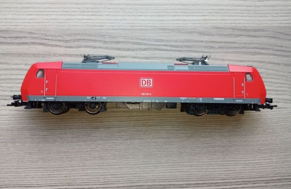 Trix Locomotiva digitala BR 185 digitala scara HO 

Tracțiune integral