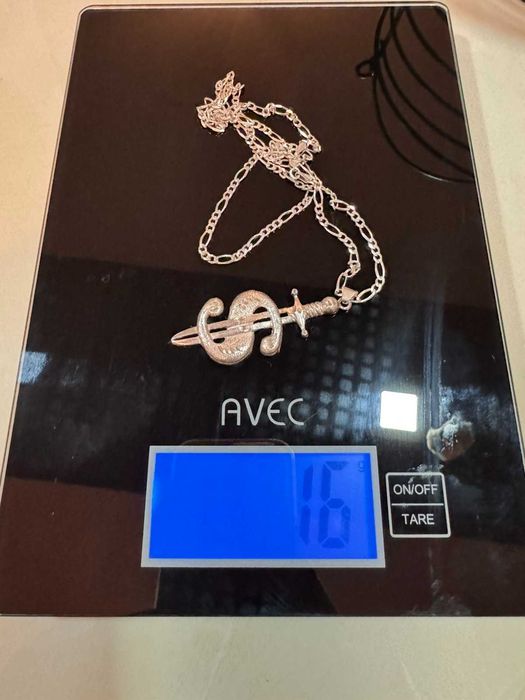 Сребърен ланец със медальон