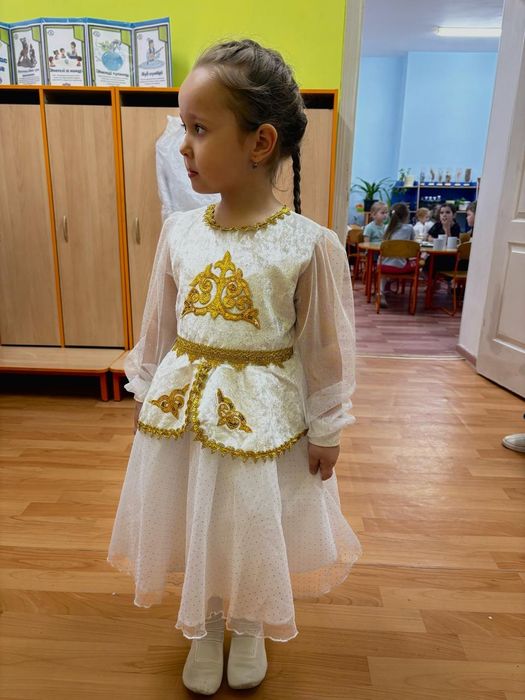 Продам детское платье за 7000 одели один раз .