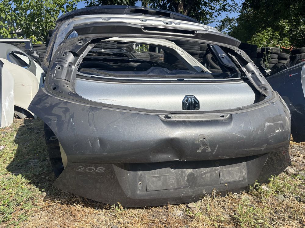 Капак Peugeot 208