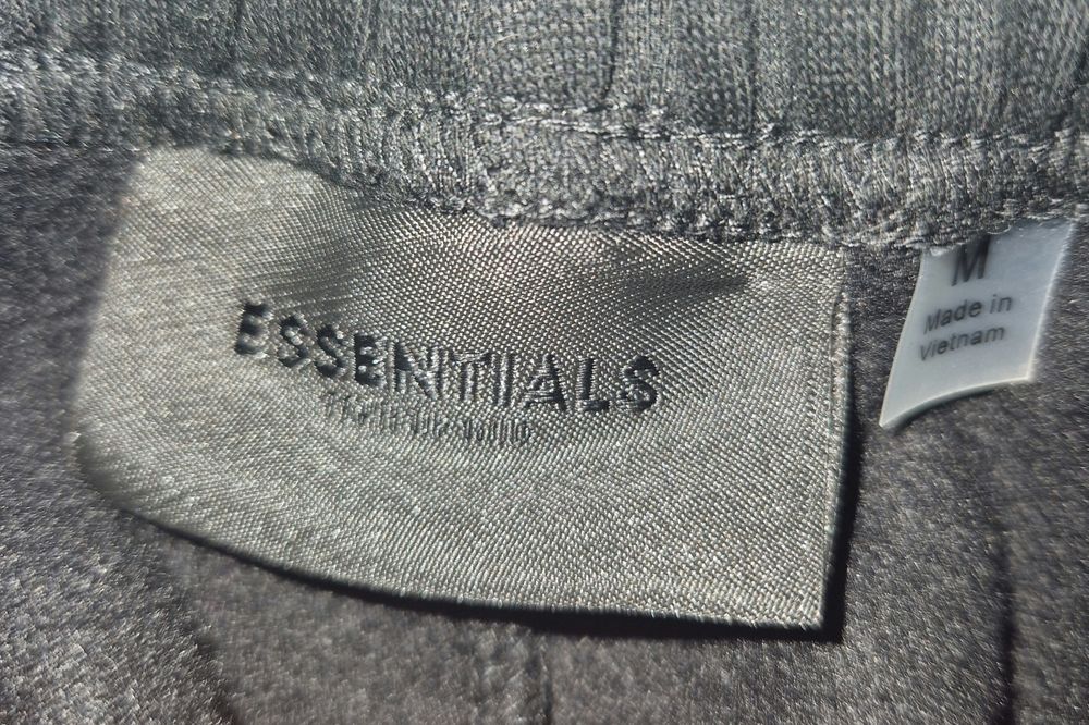 Pantaloni Essentials