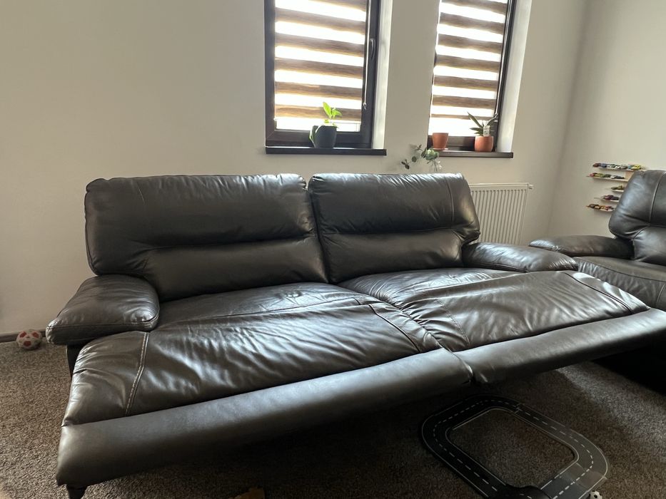 Vand canapea piele stare foarte buna