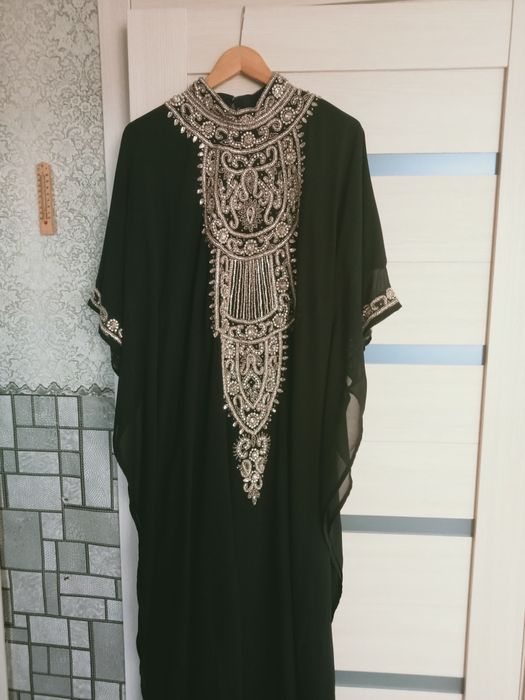 Вечернее платье расшитое камнями