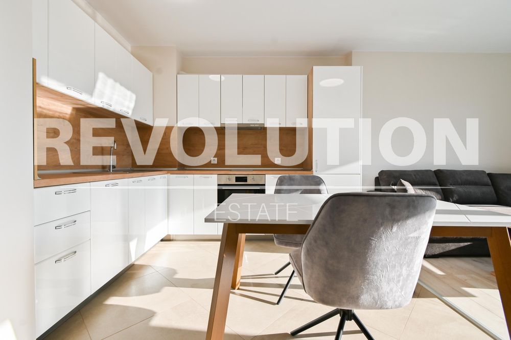 Дава се под наем Тристаен апартамент в София, Малинова долина - 100 кв.м за 950 € - Снимка #1