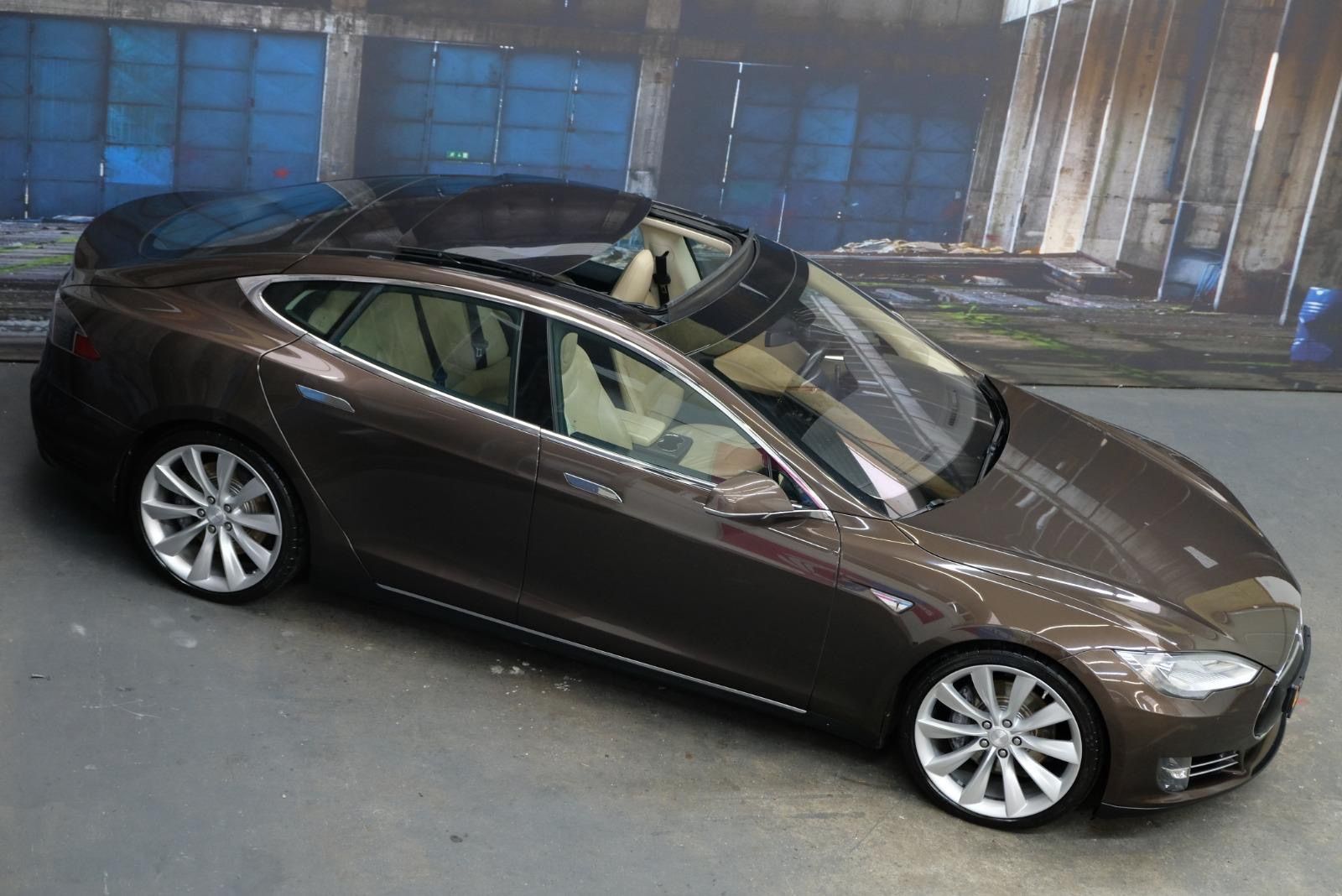 Tesla Model S Tesla Model S 85 –– Incarcare gratuita pe viata la rețeaua Tesla Super