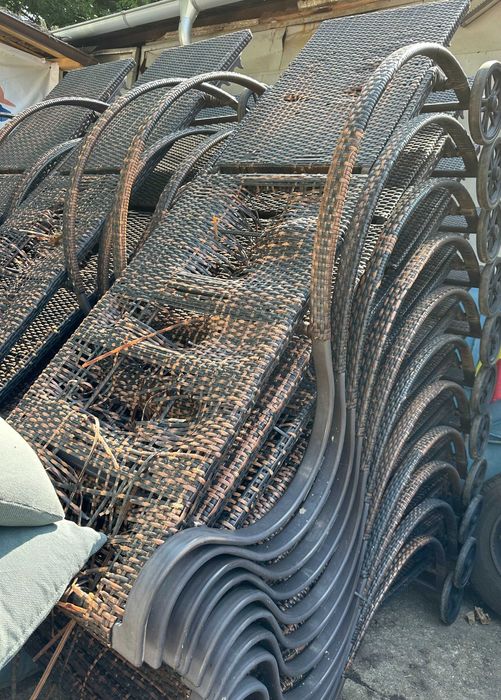 33 buc Sezlong reglabil pe rotile; Sezlong cadru fier; Ratan defect