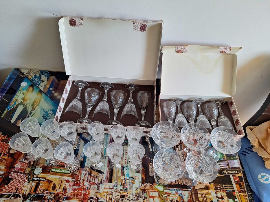 Pahare cristal de Boemia. Sunt ff vechi si sunt bine întreținute.