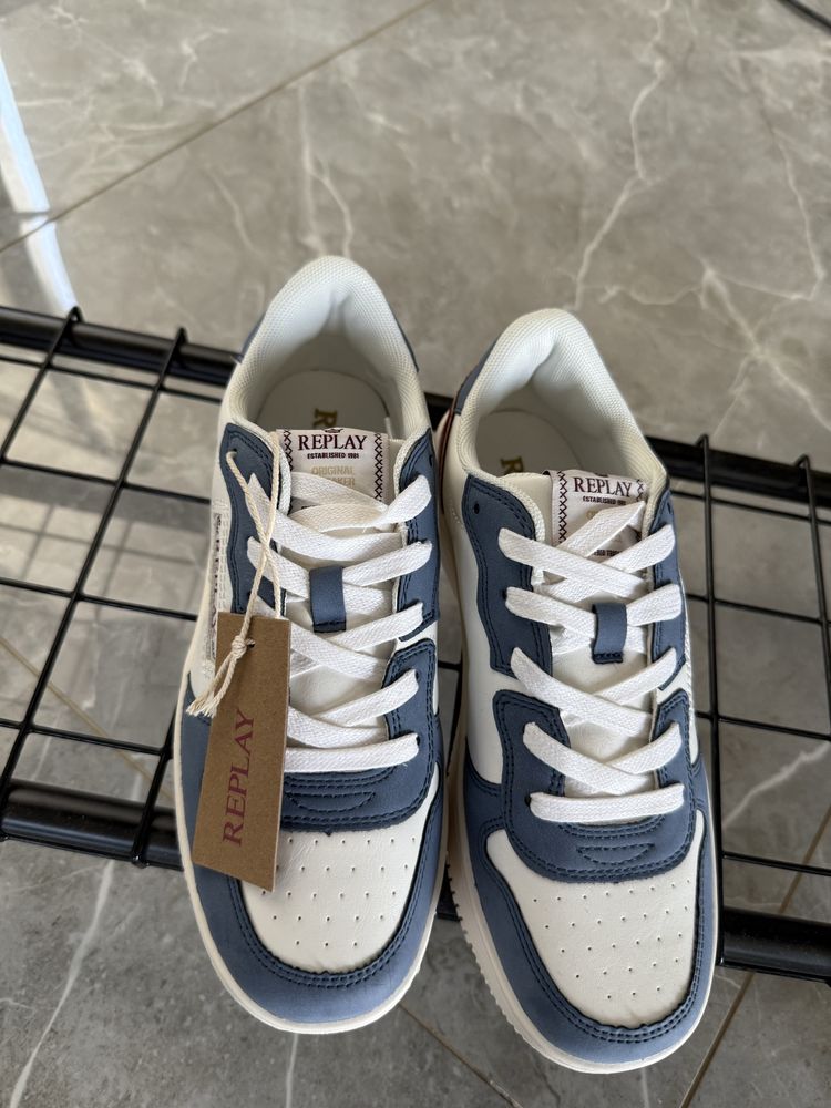 Replay , Guess , Liu jo