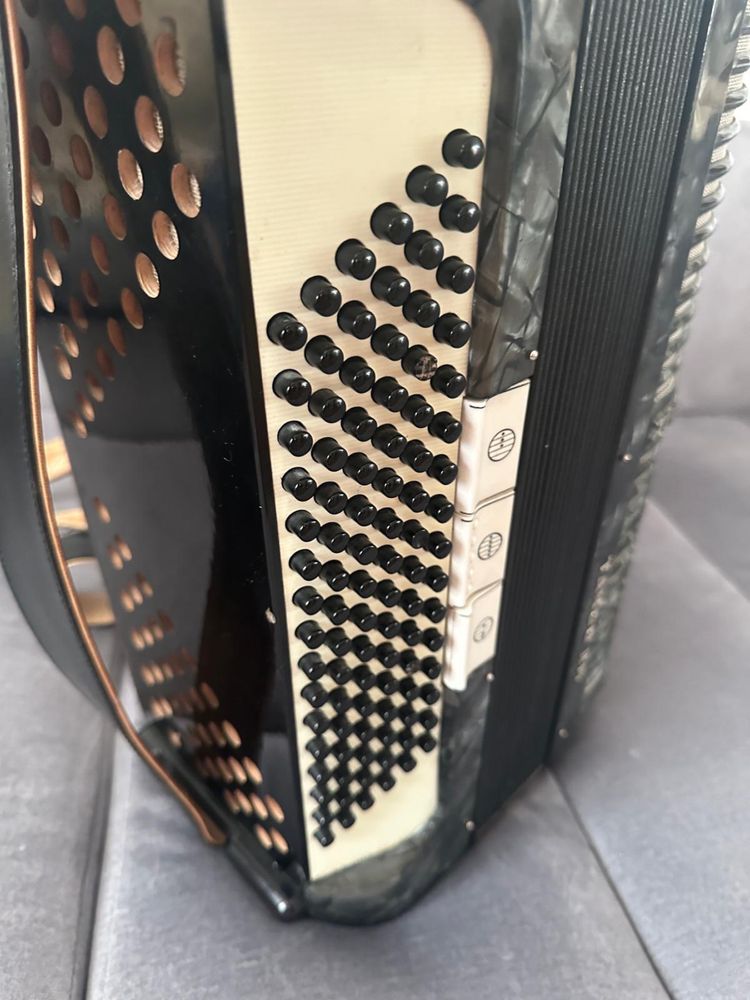 Acordeon Hohner 96 basi (ca nou)