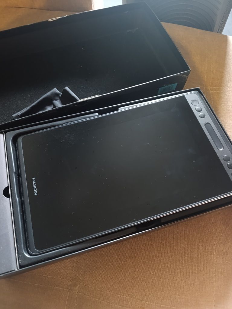 Почти новый графический планшет Huion camvas 12