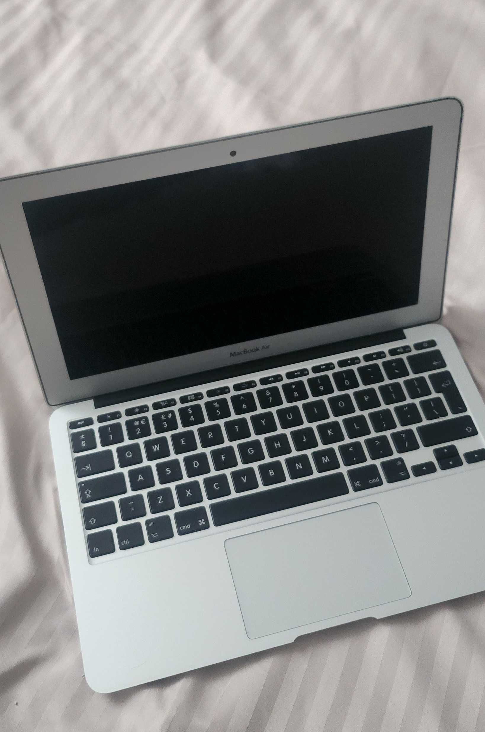 VAND MACBOOK AIR 11 cu procesor Intel Dual Core