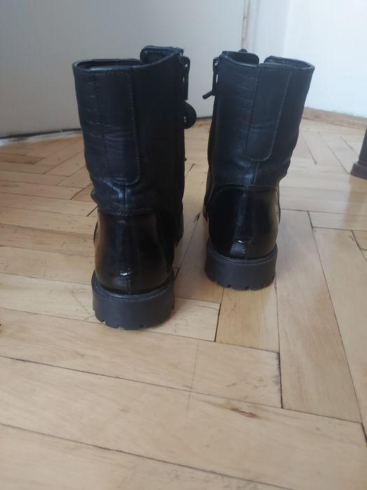 Боти от естествена кожа и лак