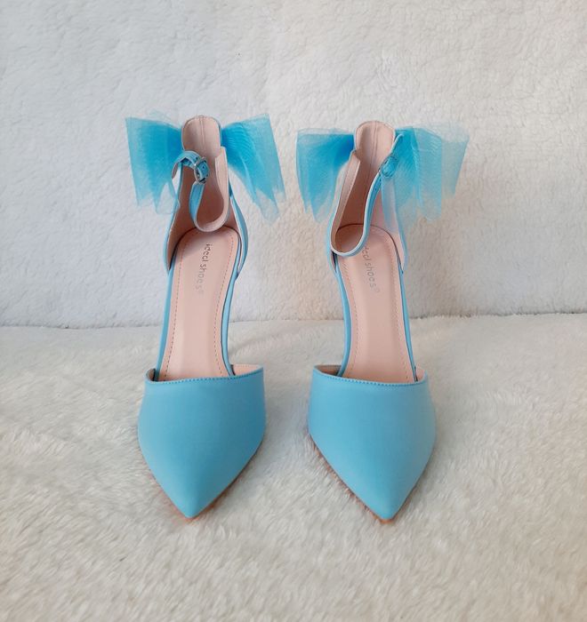 Дамски обувки с панделки.