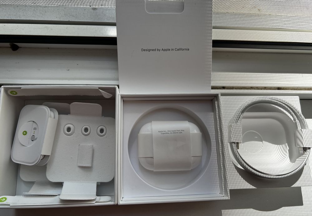Casti APPLE AIRPODS PRO 2 cu carcasa incarcare  megasafe