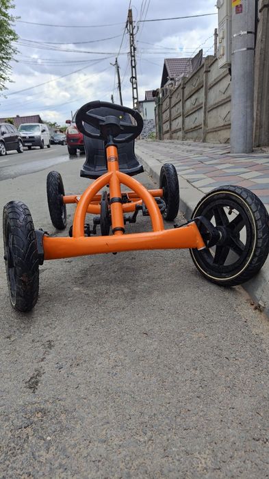 Kart cu pedale pentru copiii