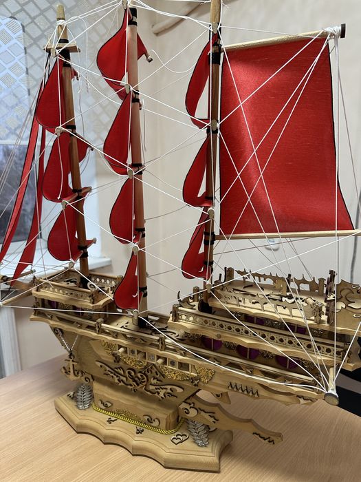 Продам кораблик с красными парусами