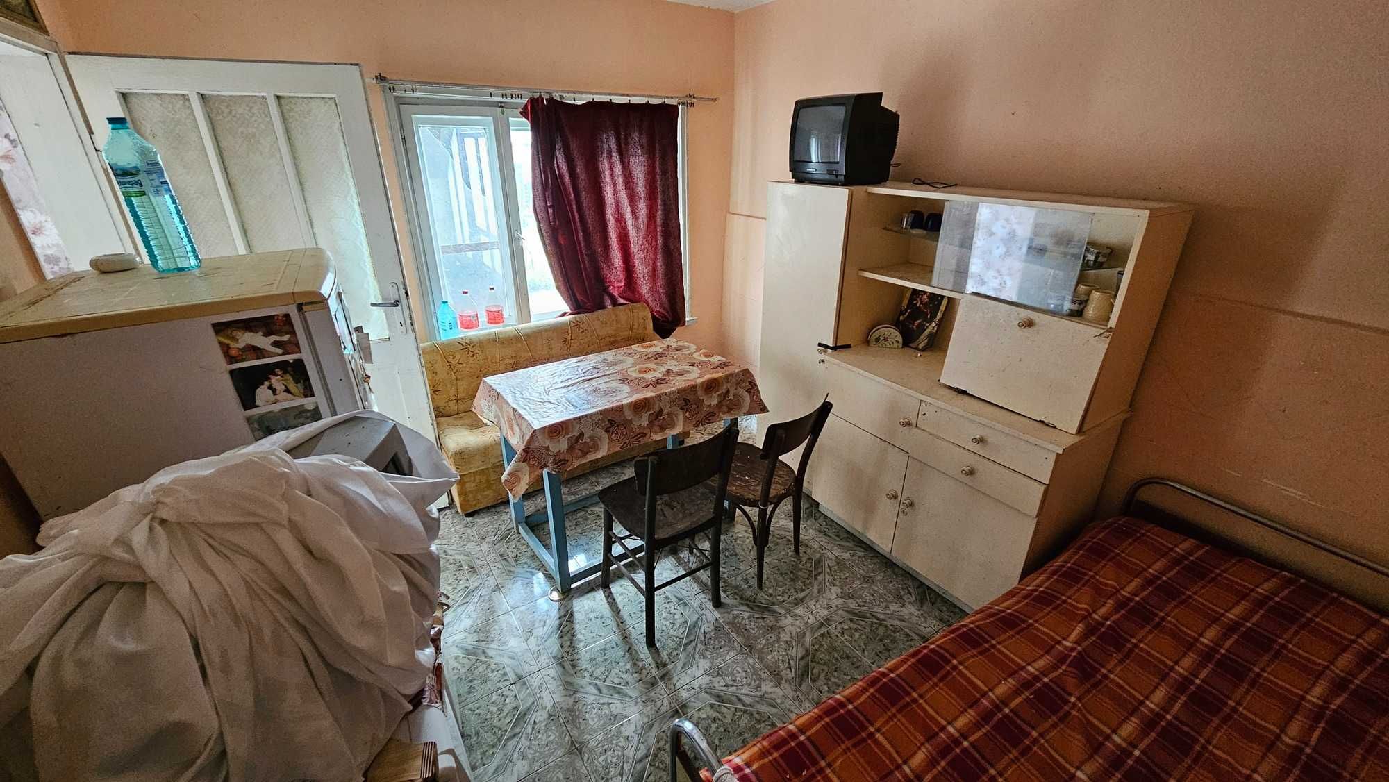 Къща с двор и гараж в Българско Сливово