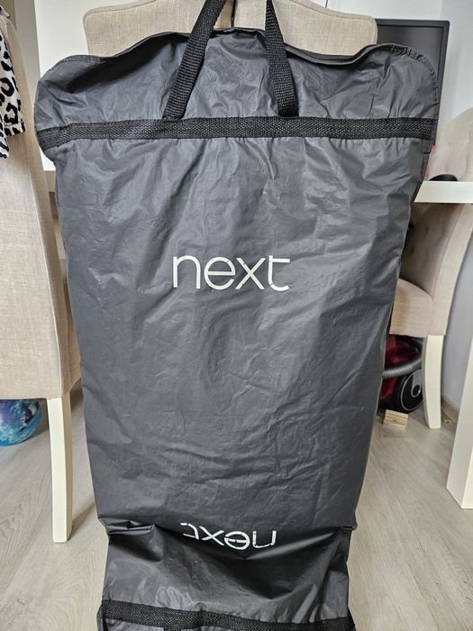 Vand un costum, Next