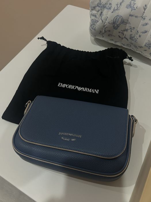 Сумка Emporio Armani.