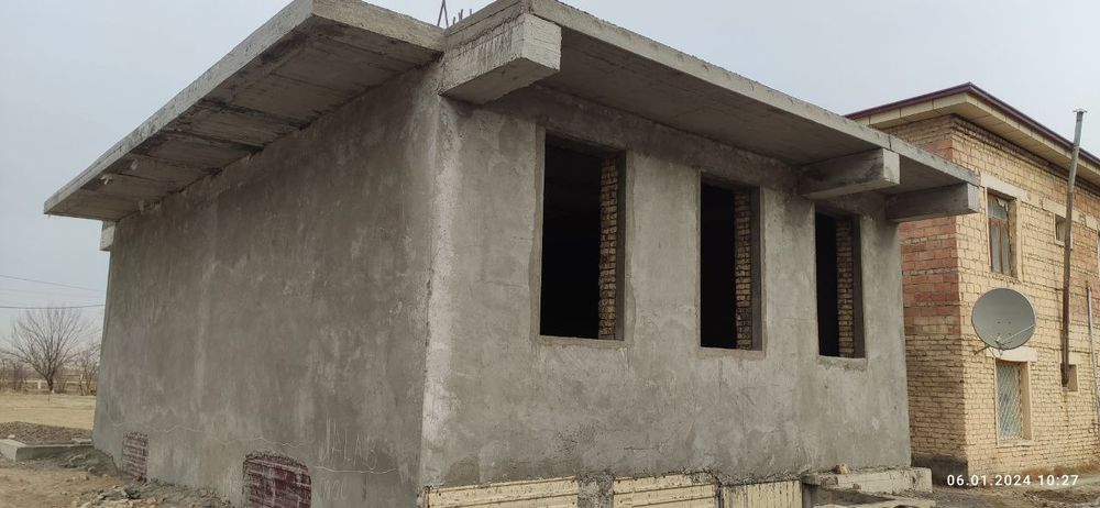 Недостроенное здание