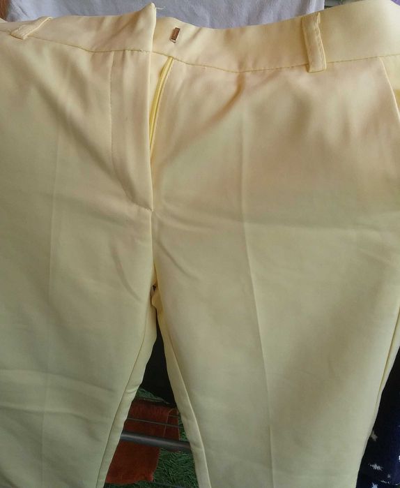 Нов официален патешко жълт панталон S размер 45лв.