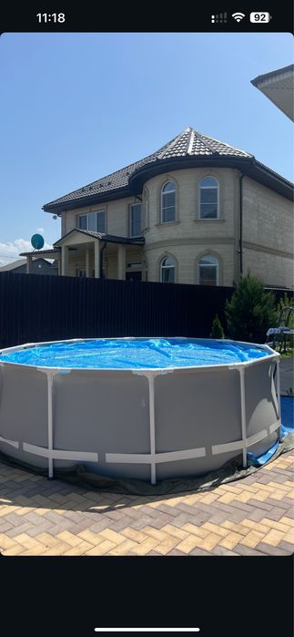 Бассейн огромный