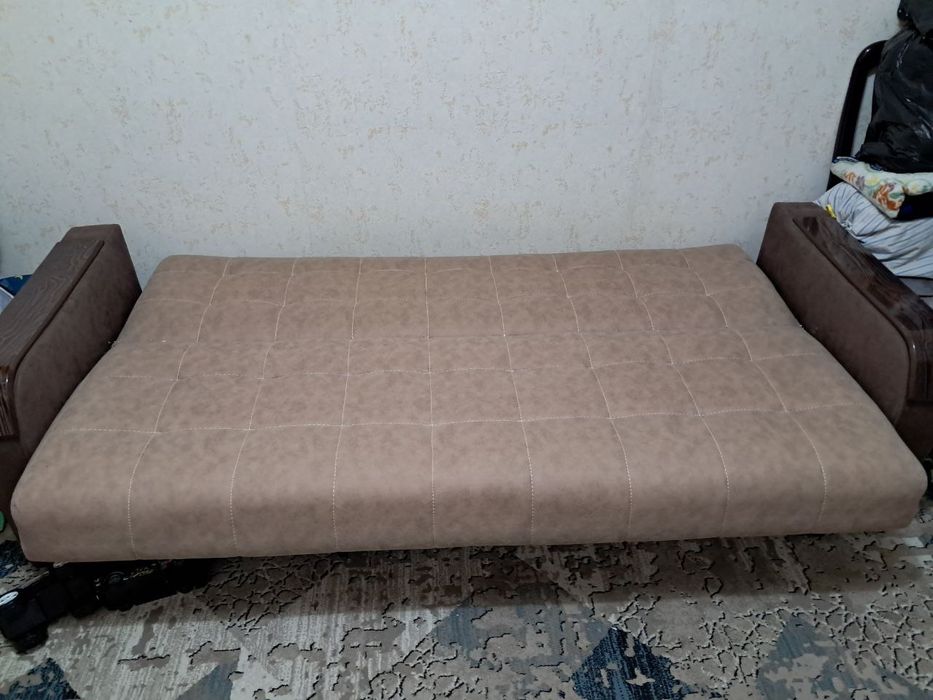 Продаётся книжный  диван