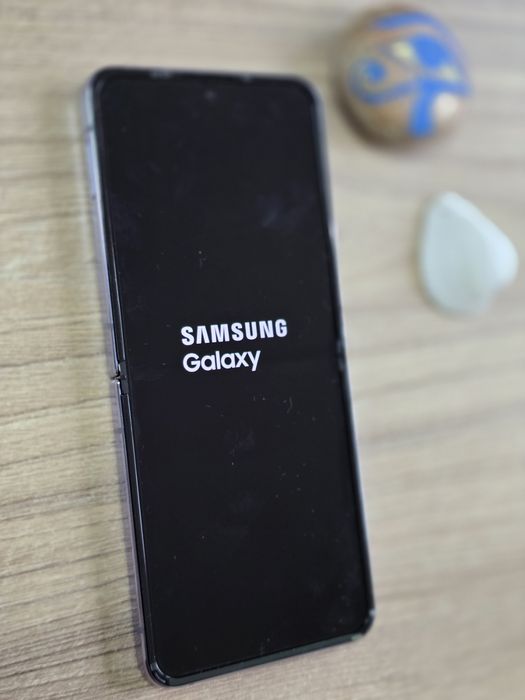 SANLMSUNG Z FLIP 4 256 GB.като нов