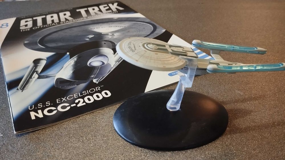 STAR TREK model and magazine collection 
модел и колекция от списания