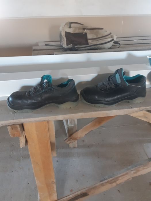 Спецобувь,спецпринадлежности.