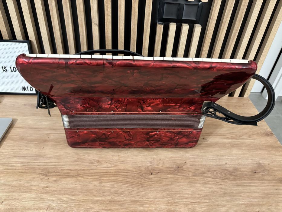 Vand acordeon cantulia cu 96 de basi