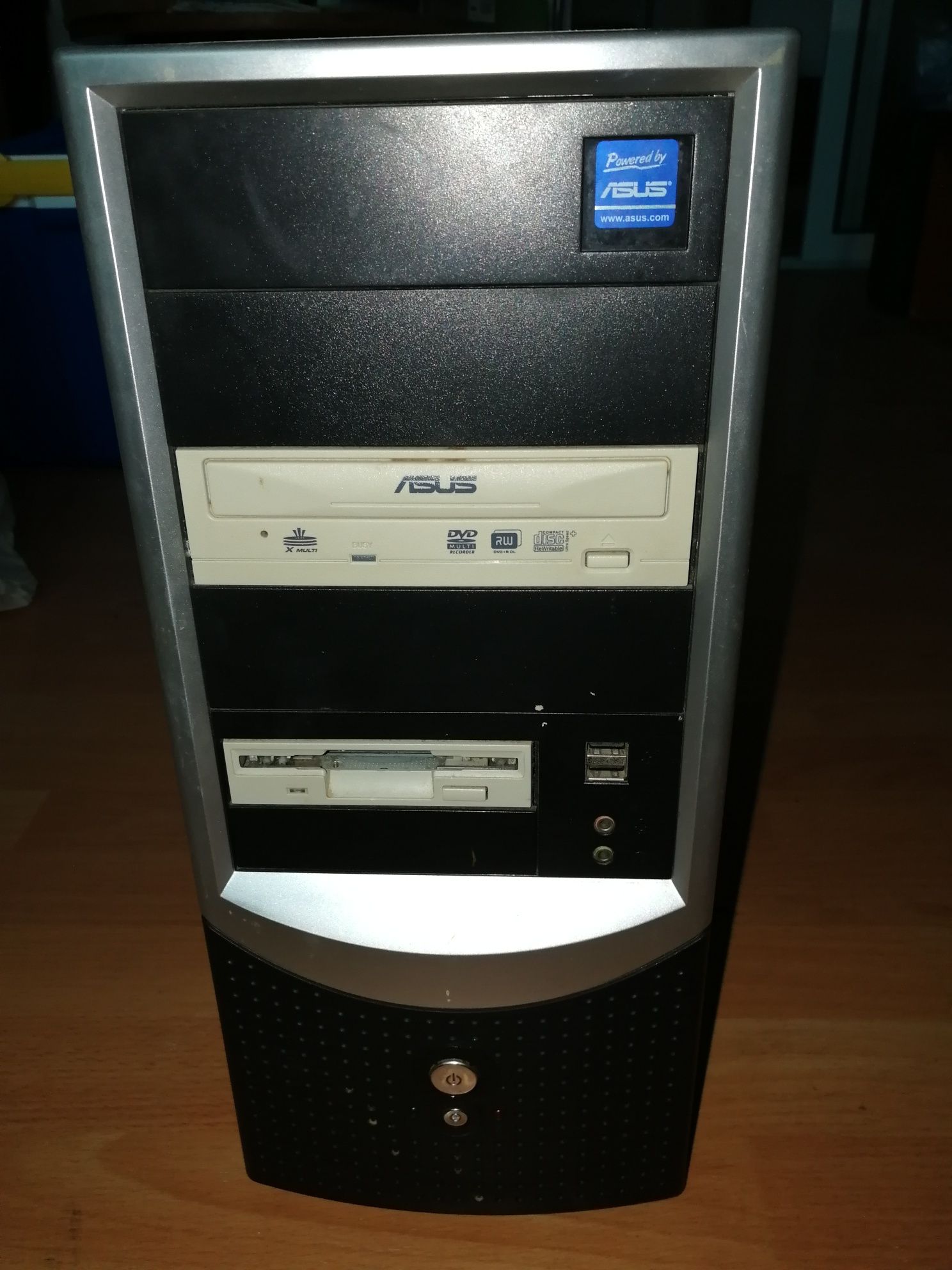Calculator unitate centrala PC Asus cu floppy disk