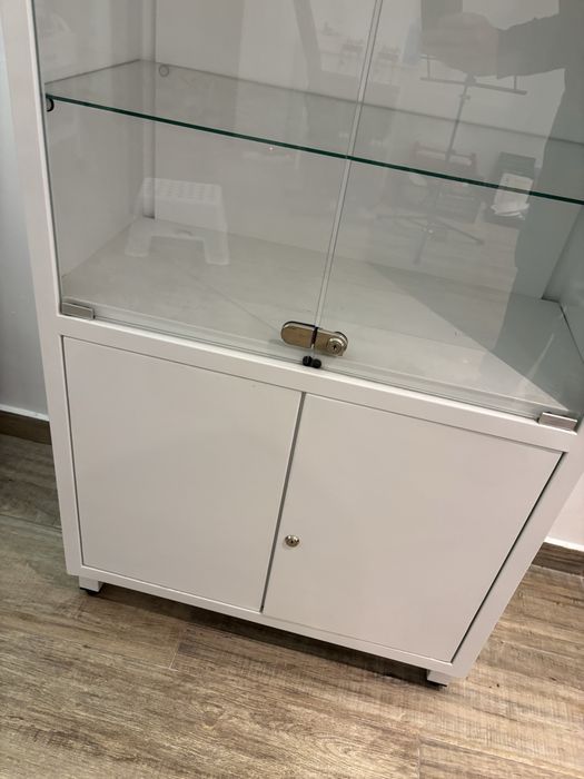 Продавам спешен медицински шкаф