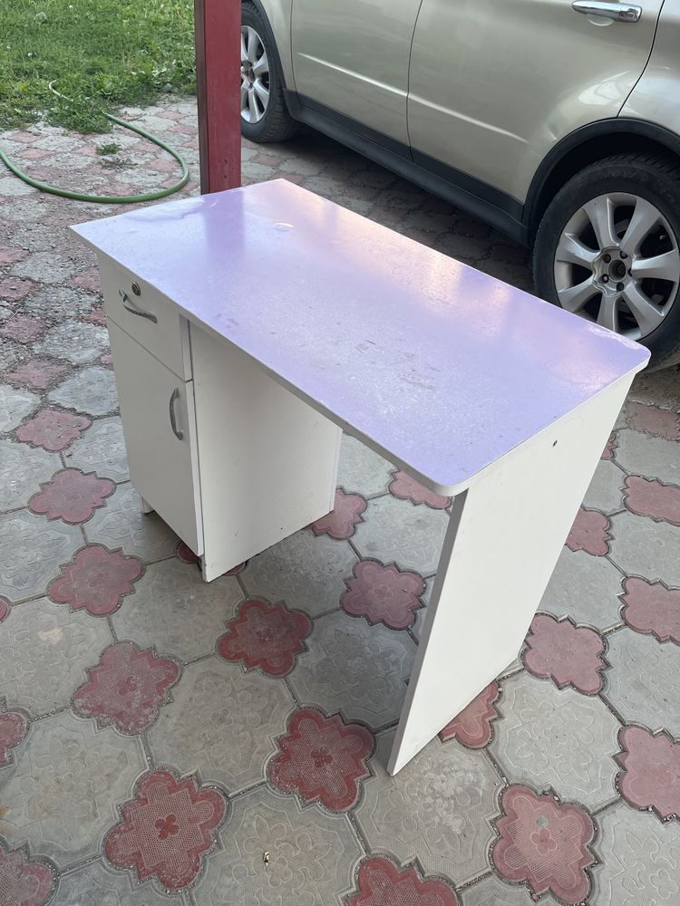 Продается стол для маникюра и т.д