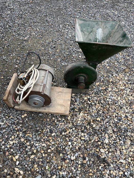 De vânzare moara cu motor și aparat de sudura