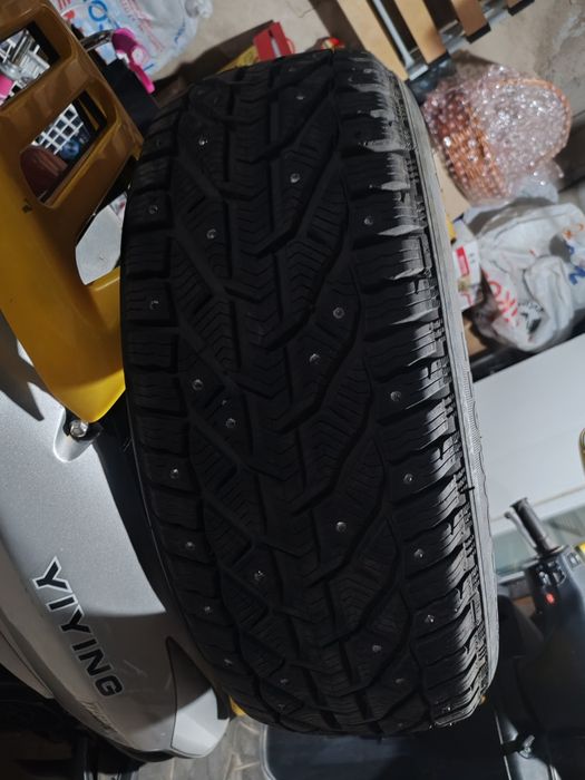 Продам шипованные Резины