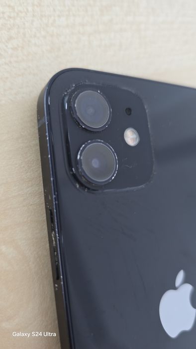 Vand Iphone 12, 128gb, functional dar defect la ecran