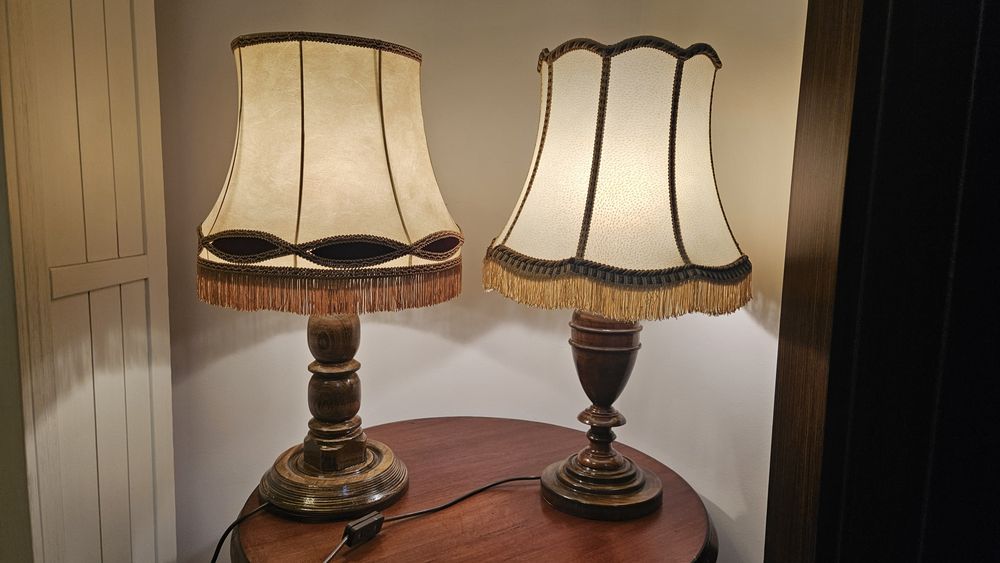 Vând două lămpi noptiere vintage lemn masiv