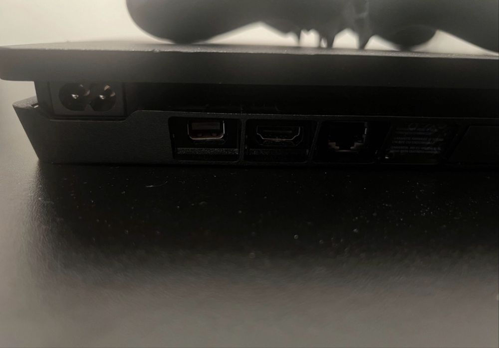 Ps4 slim cu doua manete