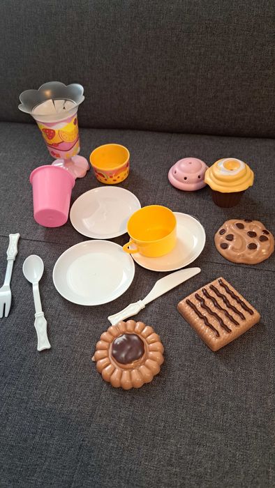 Tort roz cu accesorii rulada biscuiți farfurii