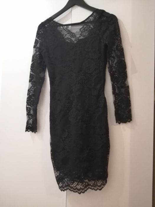 Черна и червена рокли – елегантни/официални