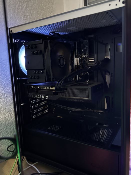 Vand pc gaming folosit 4 luni