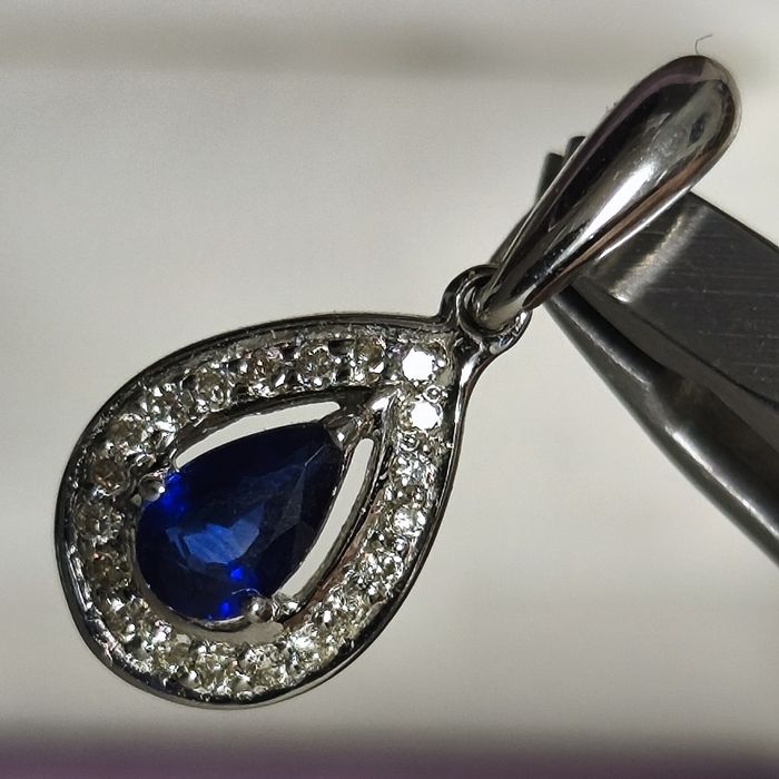 Pendant/ medal aur 18k cu diamante și zafir