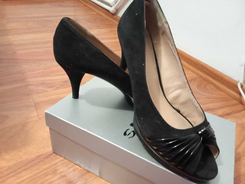 Vand pantofi marimea 38 , negri - 30 lei