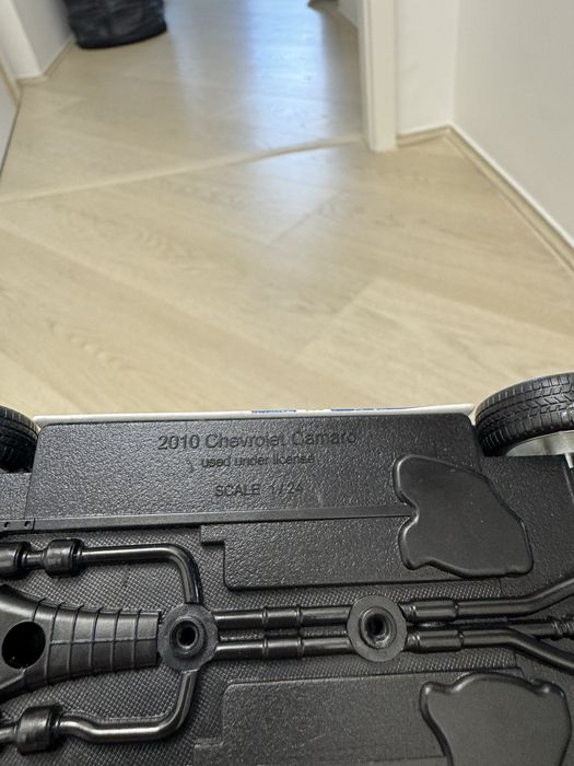 Masina metalica de politie la care se deschid usile si capota