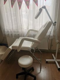 Кушетка със стол и лампа с лупа